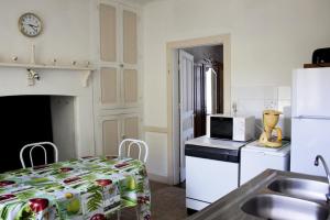 uma cozinha com um lavatório e um frigorífico branco em Gîte de France à Benayes 3 épis - Gîte de France 6 personnes 204 em Benayes