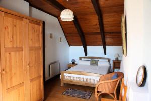 a bedroom with a bed and a wooden ceiling at Gîte de France à Toy-Viam 3 épis - Gîte de France 4 personnes MAE-0254 in Tarnac