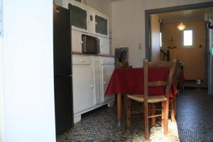 Η κουζίνα ή μικρή κουζίνα στο Gîte de France Monédières 3 épis - Gîte de France 2 personnes MAE-0224