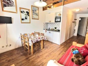 Kuchyňa alebo kuchynka v ubytovaní Résidence Le Chantelouve - Studio cabine avec mezzanine pour 5 personnes à Val d'Isère à 300m du centre du village et 450m des pistes MAE-1805
