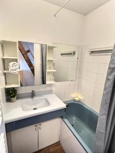 Kúpeľňa v ubytovaní Résidence Le Chantelouve - Studio cabine avec mezzanine pour 5 personnes à Val d'Isère à 300m du centre du village et 450m des pistes MAE-1805