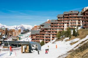 a group of people on the snow in front of a hotel at Résidence Les Valmonts - maeva Home - Appartement 3 pièces 6 personnes Sélection MAE-7194 in Saint-Martin-de-Belleville