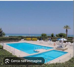 a large swimming pool next to the ocean at La finestra sul mare Erice beach in Casa Santa