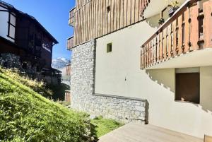 a building with a stone wall and a stairway at Résidence Le Rosset - 2 Pièces pour 4 Personnes 23 in Tignes