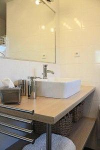 y baño con lavabo blanco y espejo. en Gîte de France à Saint-Germain-Lavolps 3 épis - Gîte de France 4 personn 314, 
