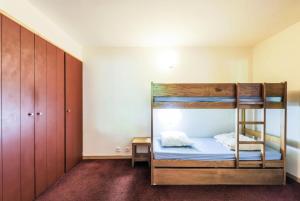 Двох'ярусне ліжко або двоярусні ліжка в номері Résidence Les Temples du Soleil - maeva Home - Appartement 4 pièces 8 perso 65