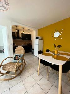 a dining room and kitchen with a table and chairs at Résidence Neptune - 2 Pièces pour 4 Personnes 374 in Aix-les-Bains