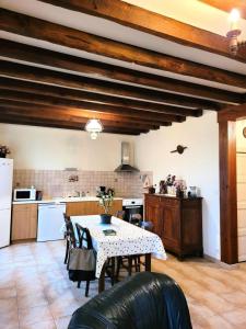 Restoranas ar kita vieta pavalgyti apgyvendinimo įstaigoje Gîte de France à Montaignac sur Doustre 2 épis - Gîte de France 6 person 584