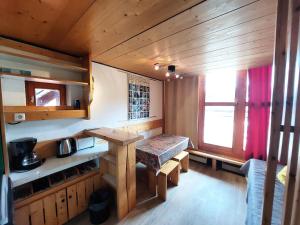 Η κουζίνα ή μικρή κουζίνα στο Résidence Mirantin 2 - Studio 3 personnes proche des pistes et des commerces avec une belle vue sur les pistes - Résidence calme dans le village de Cha MAE-1844