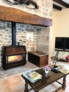 Imagen de la galería de Gîte de France La cascade du doustre 2 épis - Gîte de France 6 personnes MAE-5584, en Neyrat 6 fotos más