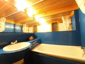 Ένα μπάνιο στο Résidence Mirantin 2 - Studio 3 personnes proche des pistes et des commerces avec une belle vue sur les pistes - Résidence calme dans le village de Cha MAE-1844