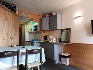 a small kitchen with a table and a counter top at Résidence Armoise - Studio 3 personnes à Arc 1800 en centre station, proche des pistes et des commerces, dans le village des Villards MAE-1847 in Arc 1800 +12 photos