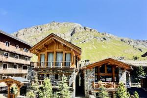 a building with a mountain in the background at Résidence Rogoney - Les Bleuets - Studio pour 3 Personnes 50 in Val-d'Isère
