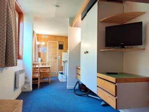 TV a/nebo společenská místnost v ubytování Résidence Nova - Studio 3 personnes, proche des pistes et des commerces, au cœur de la station d’Arc 1800 dans le village des Villards MAE-1852