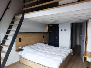 um quarto com um beliche e uma escada em Résidence Tournavelles - 3 Pièces pour 6 Personnes 70 em Arc 1800