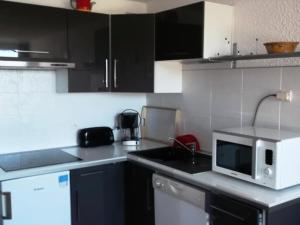 a kitchen with a sink and a microwave at Résidence Rond-Point-pistes I - Studio pour 6 Personnes 044 in Orcières