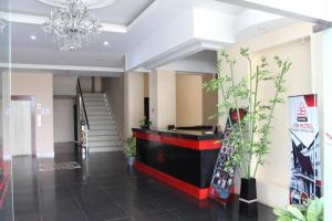 um átrio com uma recepção e vasos de plantas em JTS Hotel em Sinabono