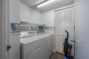 uma cozinha branca com um fogão e uma máquina de lavar roupa em Sea Pointe 602 in Cherry Grove em Myrtle Beach