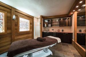ein Krankenhauszimmer mit einem Bett und einem Waschbecken in der Unterkunft Les Chalets du Gypse - Appartement CHALETS GYPSE B02 pour 8 Personnes 24 in Saint-Martin-de-Belleville