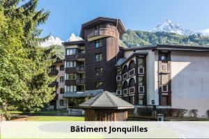 un bâtiment avec une maison ornithologique en face dans l'établissement L'Aiguille - maeva Home - Appartement 2 pièces 5 personnes Confort 19, à Chamonix-Mont-Blanc