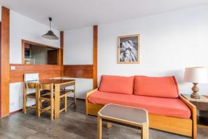 een woonkamer met een bank en een tafel bij L'Aiguille - maeva Home - Appartement 2 pièces 5 personnes Confort 19 in Chamonix-Mont-Blanc