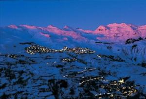 a view of a town in the mountains at night at Résidence Rond-Point-pistes I - 2 Pièces pour 6 Personnes 174 in Orcières