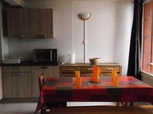 eine Küche mit einem Tisch mit Orangenkerzen darauf in der Unterkunft Résidence Rond-Point-pistes I - 3 Pièces pour 8 Personnes 254 in Orcières