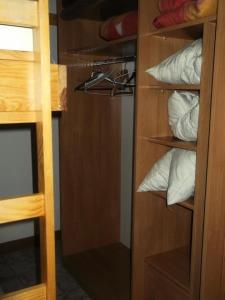 オルシエールにあるRésidence Bellevue F - Maxi studio 6 pers. résidence LE BELLEVUE F au centre station à Orcières Merlette - Alpes du Sud MAE-7294の枕がいくつか入ったクローゼット