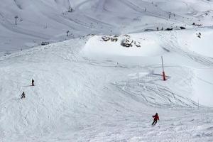 オルシエールにあるRésidence Bellevue F - Maxi studio 6 pers. résidence LE BELLEVUE F au centre station à Orcières Merlette - Alpes du Sud MAE-7294の雪面下スキーの集団