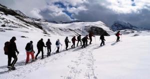 オルシエールにあるRésidence Bellevue F - Maxi studio 6 pers. résidence LE BELLEVUE F au centre station à Orcières Merlette - Alpes du Sud MAE-7294の雪に覆われた山でクロスカントリースキーを楽しむ人々のグループ