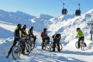 a group of people riding bikes in the snow at Résidence Les Erables - Maxi studio pour 6 pers. Les ERABLES à Orcières Merlette - Alpes du Sud MAE-7374 in Orcières
