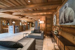 a living room with a couch and a table at Les Chalets du Gypse - Appartement CHALET GYPSE A03 pour 6 Personnes 44 in Saint-Martin-de-Belleville