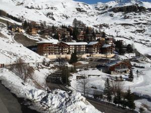 ein Resort auf einem schneebedeckten Berg in der Unterkunft Résidence BALCONS DU SOLEIL - 2 Pièces pour 4 Personnes 504 in Orcières