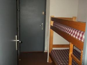 a room with a bunk bed and a door at Résidence Le Plein Soleil 2 - Studio 4 personnes, résidence Plein Soleil 2 à ORCIERES-MERLETTE, Alpes du Sud MAE-7574 in Orcières