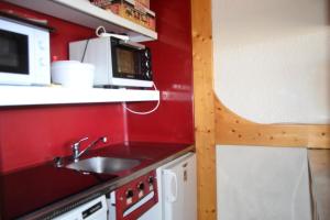 Kuchnia lub aneks kuchenny w obiekcie Résidence Bequi-rouge - Appartement 2 pièces 5 personnes, proche des pistes, au cœur de la station d’Arc 1800 dans le village des Villards MAE-1920