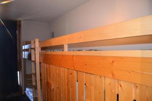 drewnianym łóżkiem piętrowym w pokoju w obiekcie Résidence Bequi-rouge - Appartement 2 pièces 5 personnes, proche des pistes, au cœur de la station d’Arc 1800 dans le village des Villards MAE-1920 w mieście Arc 1800