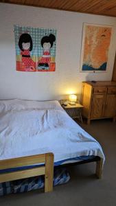 オルシエールにあるRésidence Horizon E - 2 Pièces pour 5 Personnes 211のベッドルーム1室(ベッド1台付)が備わります。壁には絵画が飾られています。