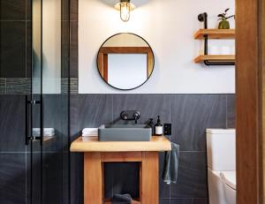une salle de bain avec un lavabo et un miroir dans l'établissement Black Cottage Boutique Acommodation, à Havelock North 25 autres photos