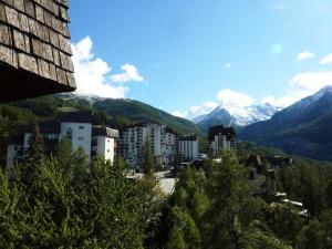 a view of a city with mountains in the background at Résidence L'HORIZON - Studio pour 4 Personnes 574 in Les Orres