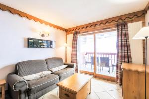 a living room with a couch and a table at Résidence L'Ecrin des Neiges - maeva Home - Appartement 4 Pièces 8 Personnes - Sélection MAE-2873 in Tignes
