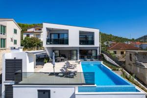 une villa avec une piscine et une maison dans l'établissement Villa Summer side by Istrialux, à Marina