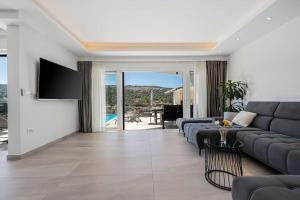 Ruang duduk di Villa Summer side by Istrialux