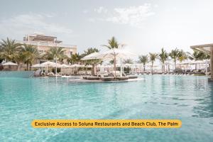 Citadines Metro Central Hotel Apartments في دبي: وجود مسبح في المنتجع