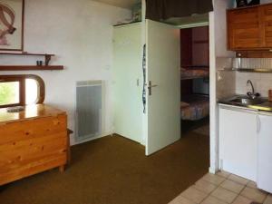 kuchnia ze zlewem i drzwi w pokoju w obiekcie Résidence L'EPERVIERE - Studio pour 4 Personnes 754 w mieście Les Orres