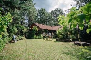 PerquínVilla Verde的一群人走在房子的院子中