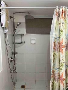 um chuveiro na casa de banho com uma cortina de chuveiro em Fully furnished spacious house in Nuvali em Calamba