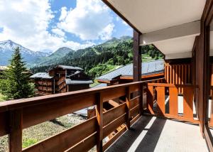 un balcón de una casa con vistas a las montañas en Résidence Pralin - Appartement PRALIN 108 pour 6 Personnes 63, en Les Allues