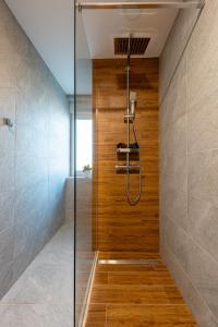 y baño con ducha y pared de cristal. en Apartman Dior - sauna, self check in, en Belišće