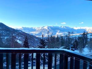 balkon z widokiem na śnieżną górę w obiekcie Résidence Le Cairn - Studio pour 4 Personnes 054 w mieście Les Orres