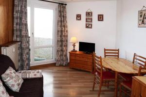 a living room with a table and a television at Résidence Le Boussolenc - Studio pour 4 personnes cœur de station MAE-0464 in Les Orres
